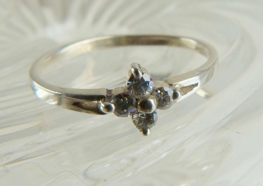 SPARKLING ELEGANT VINTAGE RING, ATTRACTIVE EYECATCHER. CLEAR STONES IN SOLID SILVER.