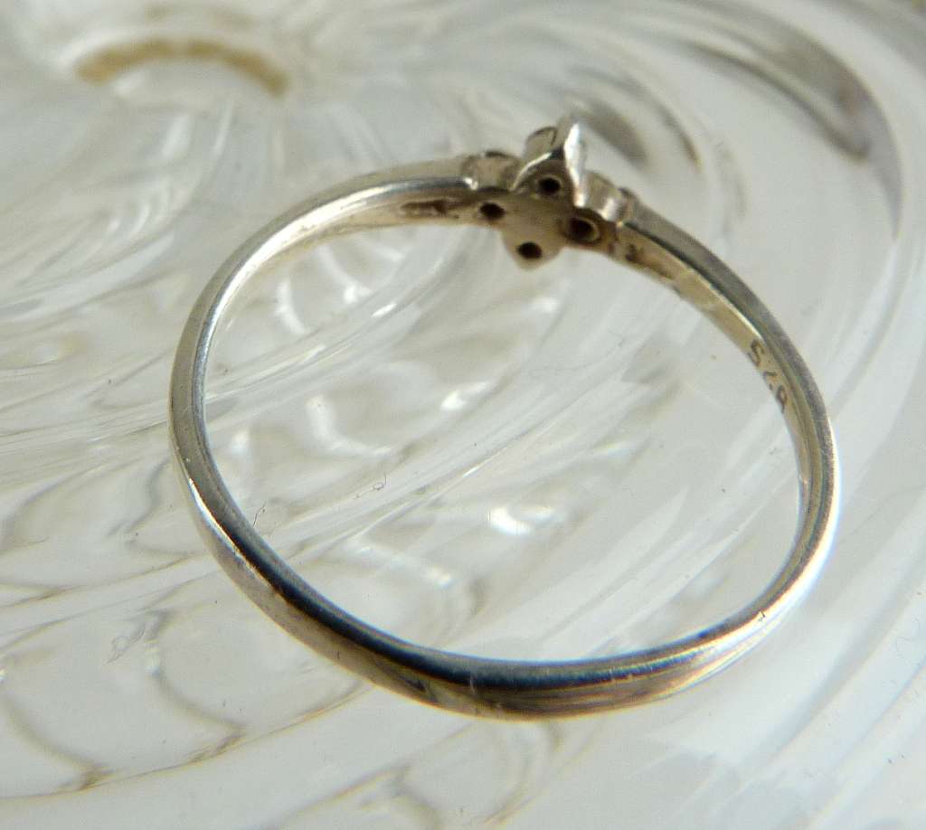 SPARKLING ELEGANT VINTAGE RING, ATTRACTIVE EYECATCHER. CLEAR STONES IN SOLID SILVER.