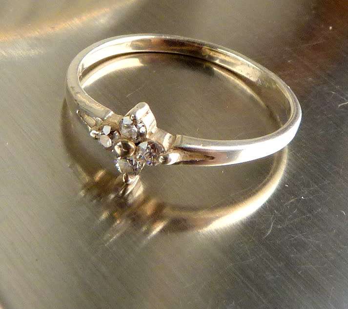 SPARKLING ELEGANT VINTAGE RING, ATTRACTIVE EYECATCHER. CLEAR STONES IN SOLID SILVER.