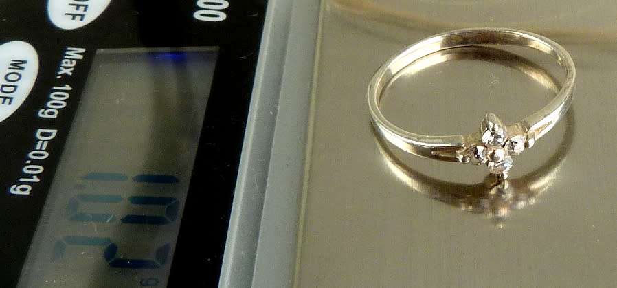 SPARKLING ELEGANT VINTAGE RING, ATTRACTIVE EYECATCHER. CLEAR STONES IN SOLID SILVER.