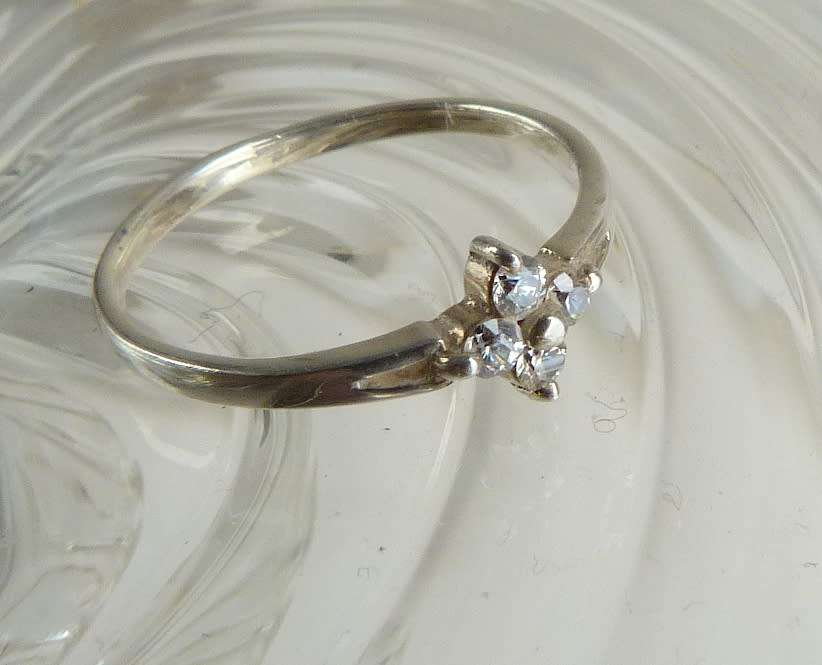SPARKLING ELEGANT VINTAGE RING, ATTRACTIVE EYECATCHER. CLEAR STONES IN SOLID SILVER.