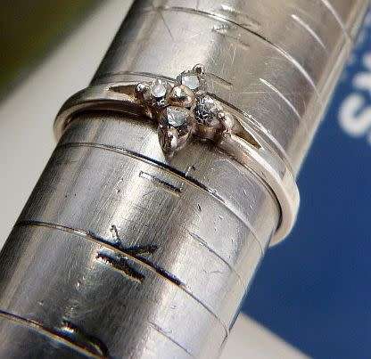 SPARKLING ELEGANT VINTAGE RING, ATTRACTIVE EYECATCHER. CLEAR STONES IN SOLID SILVER.