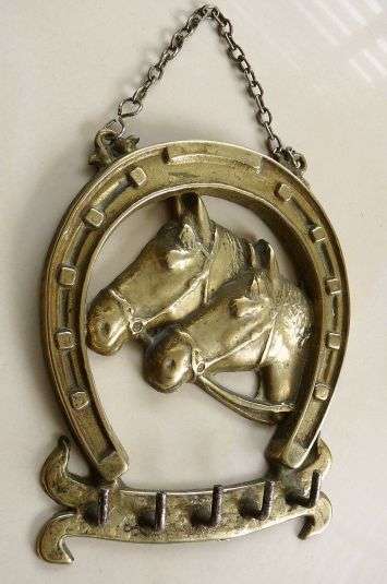 BRASS HORSE SHOE HOOK WITH TWO HORSE HEADS