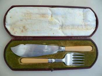 ANTIQUE SERVING FISH KNIFE AND FORK IN ORIGINAL BOX / ELKINGTON,LONDON
