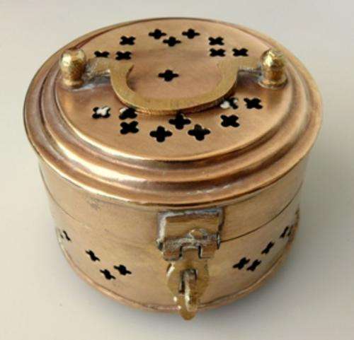 HANDMADE BRASS BOX ON FEET,LOCKABLE...Postage R25
