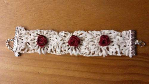 RED ROSES.BEUTIFUL LACE BRACELET AT R1 start