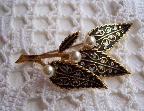 Gold tone & faux pearl brooch