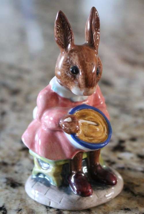 Royal Doulton Buntie Bunnykins 'Helping Mother' Figurine