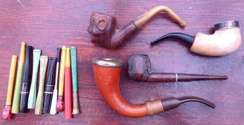FOUR PIPES AND TEN CIGARETTE HOLDERS - BID PER LOT