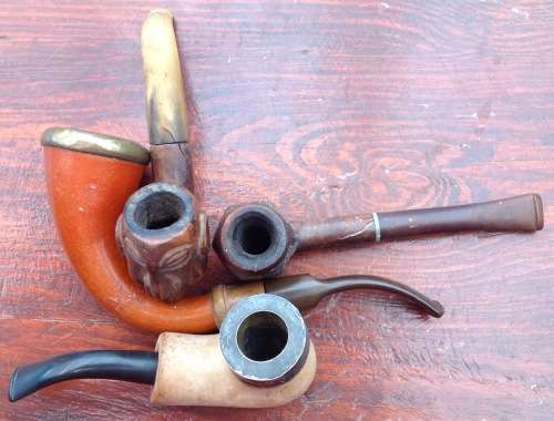 FOUR PIPES AND TEN CIGARETTE HOLDERS - BID PER LOT