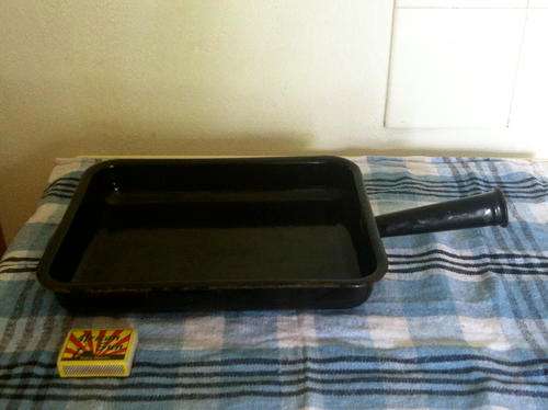 VINTAGE BLACK ENAMEL OVEN PAN