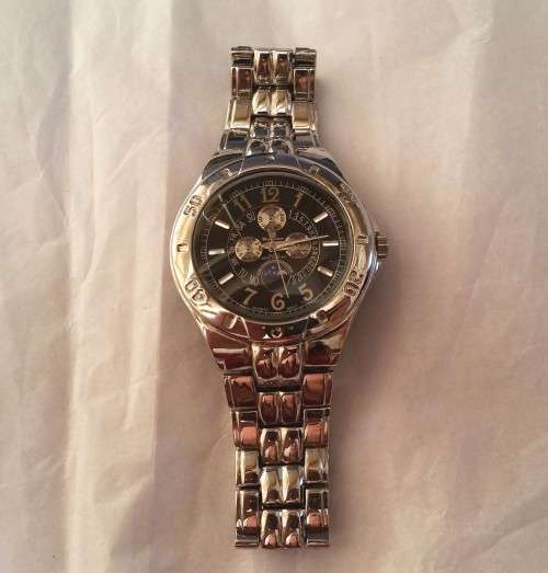 **Men's Analogue Watch***