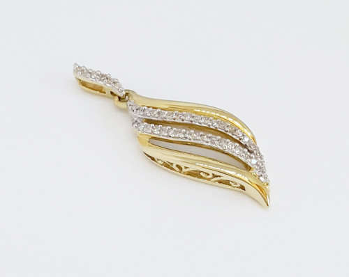 Natural Diamond Pendant in Yellow Gold