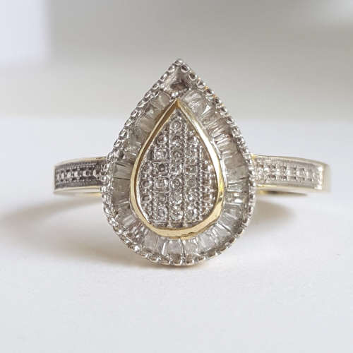 ***EXCLUSIVE JEWELRY** 10K Yellow Gold Diamond Ring- Size 7