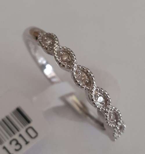 Vintage detail Diamond Band in 9ct White Gold
