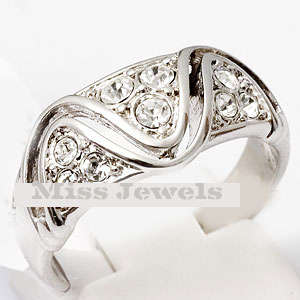 Size 6.5**Stunning wedding band in silver tone