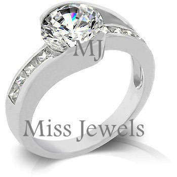 **Magnificent shine**Stunning engagement ring**Size 7