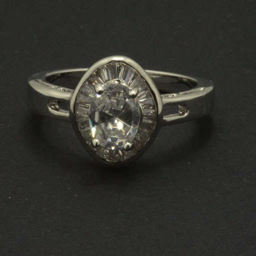 **Size 7.5**Stunning oval shaped engagement ring