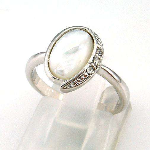 ***GORGEOUS STYLISH*** Simulated Mother of Pearl***PETITE Cocktail Ring***