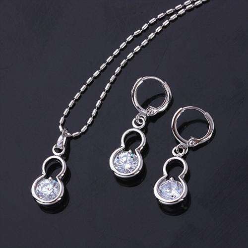 ***EXQUISITE***Round Cut CZ Matching Pendant & Earring set***A MUST HAVE**