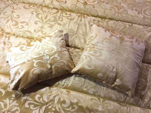NEW 8 Piece Metallic Gold Designer Comforter Set Polyester Queen Size