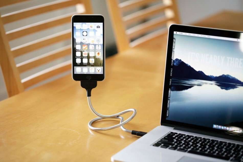 Fuse Chicken BOBINE AUTO Flexible Car Dock for iPhones