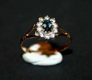 Vintage 9ct Solid Gold Cluster Ring with London Assay Markings
