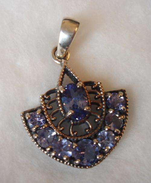 LOVELY STERLING SILVER PENDANT WITH 1.70CT TANZANITES (8)