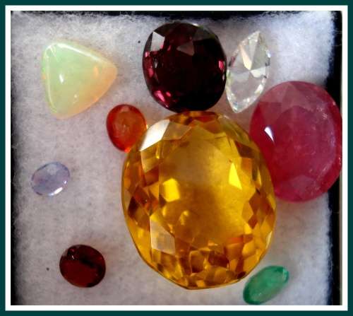 MAGNIFICENT  SET OF MIXED GEMS - 25.66 CT  SAPPHIRES OPAL  ETC