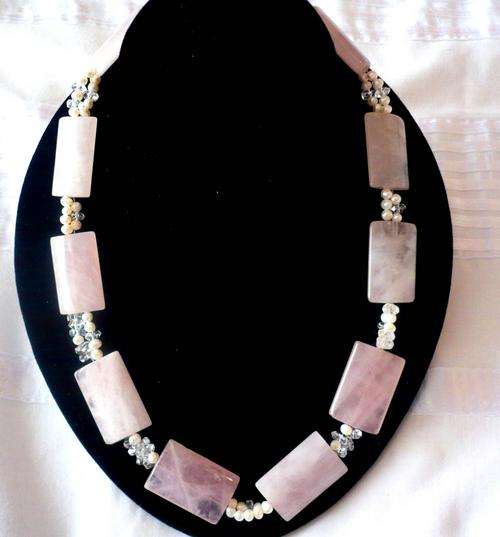 STUNNING ROSE QUARTZ AND FRESHWATER PEARL DESIGNER NECKLACE.