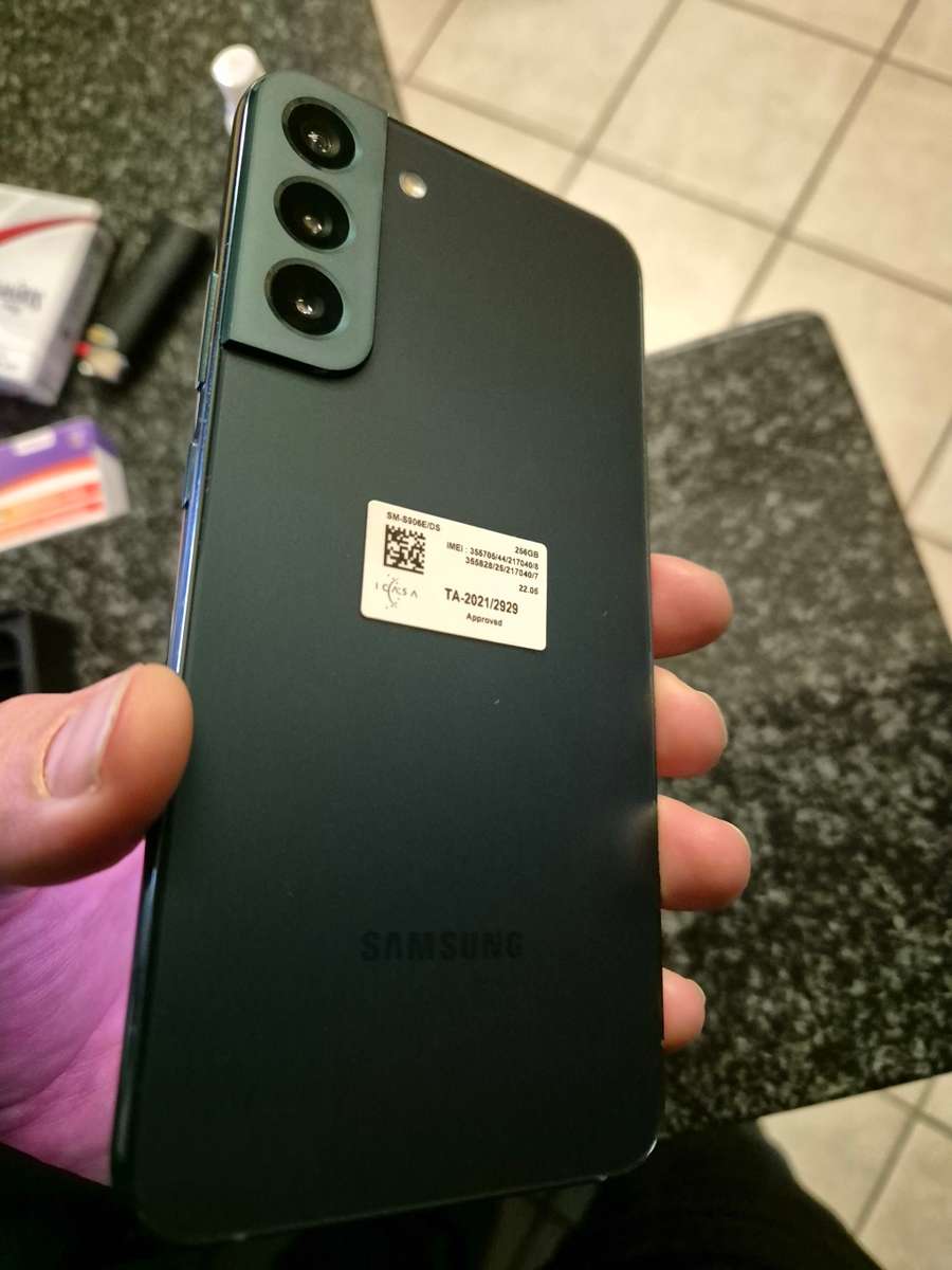 ***IMMACULATE*** Samsung Galaxy S22 PLUS  5G 256 GIG DUAL SIM!