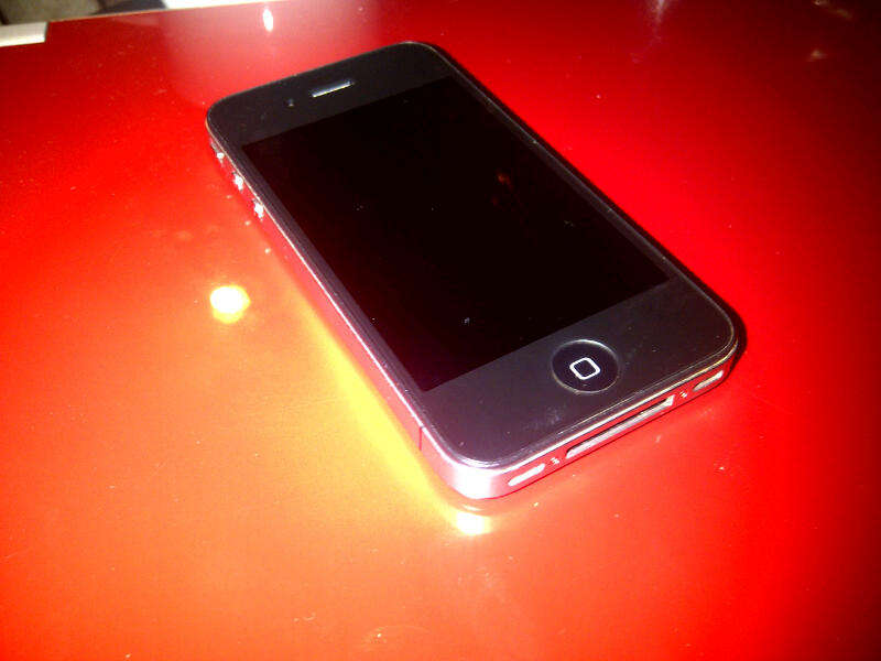 apple iphone 4 16gb...(free screen protector,accessories and box included