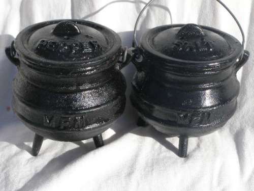 WOW! Cast Iron Salt and Pepper Potjie Pots - New