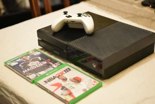 XBOX ONE (original) 1TB HDD + NBA 2k18 + Madden 18