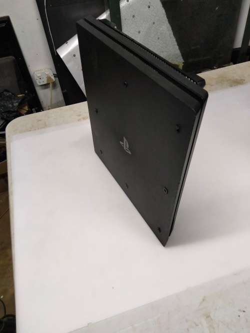 PLAYSTATION 4 PRO | 1 DS4 Controller | FIFA 2018 GAME