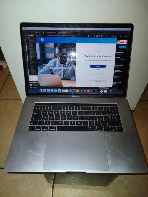 APPLE 2017 MacBook Pro 15-inch | Core i7 2.9GHz | HD 630 Graphics | 16GB Ram | 512GB Storage
