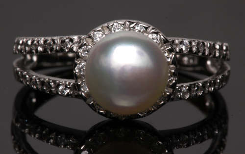 GORGEOUS SILVER PEARL AND CZ RING