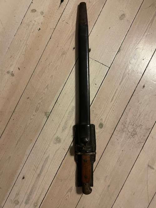 1907 Lee Enfield bayonet and frog _ not so easy to find a set