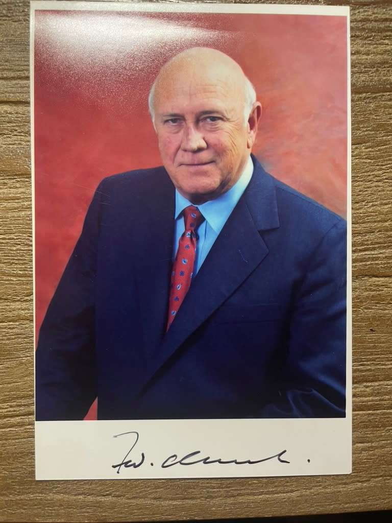 Government issued  ***  signed photo  ***  FW de Klerk  ***  excellent collectable