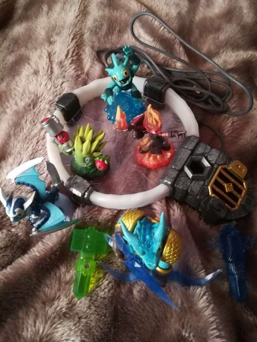SKYLANDERS TRAP TEAM PORTAL + FIGURINES + 2X TRAPS