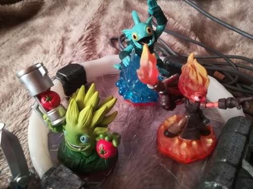 SKYLANDERS TRAP TEAM PORTAL + FIGURINES + 2X TRAPS