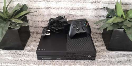 XBOX ONE 1TB CONSOLE WITH 3 GAMES - CONSOLE IS IN PRISITNE CONDITION!!!!