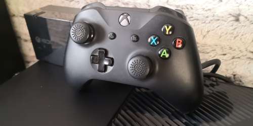 XBOX ONE 1TB CONSOLE WITH 3 GAMES - CONSOLE IS IN PRISITNE CONDITION!!!!