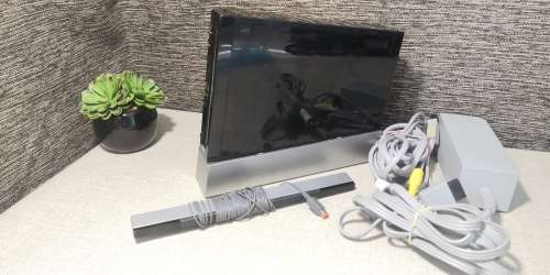 NINTENDO WII CONSOLE WITH POWER SUPPLY,AV CABLE AND SENSOR BAR