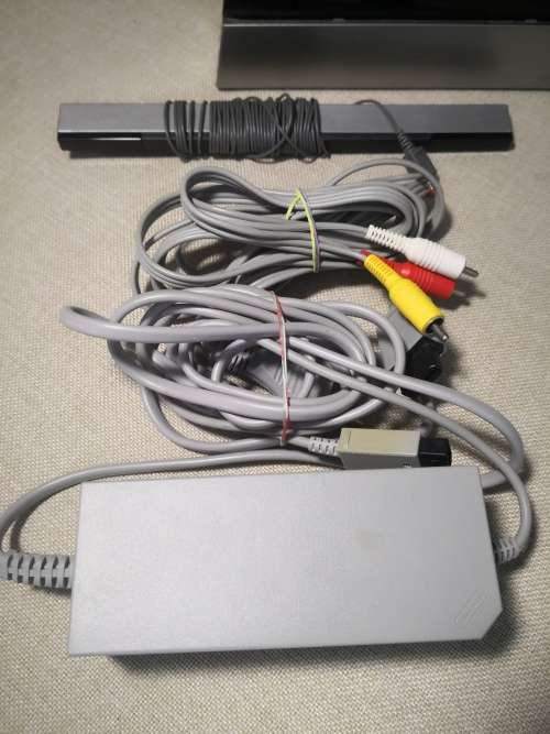 NINTENDO WII CONSOLE WITH POWER SUPPLY,AV CABLE AND SENSOR BAR