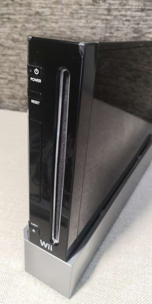 NINTENDO WII CONSOLE WITH POWER SUPPLY,AV CABLE AND SENSOR BAR