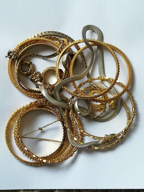 Various Jewellery pieces from Deceased Estate for auction. Ending soon.