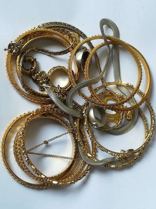 Various Jewellery pieces from Deceased Estate for auction. Ending soon.