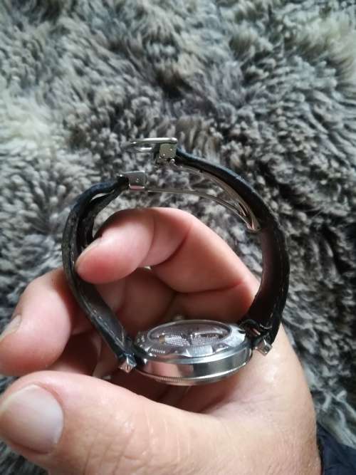 Cartier watch. Excellent condition. Works 100%. Giveaway! Can resell up to R55000.