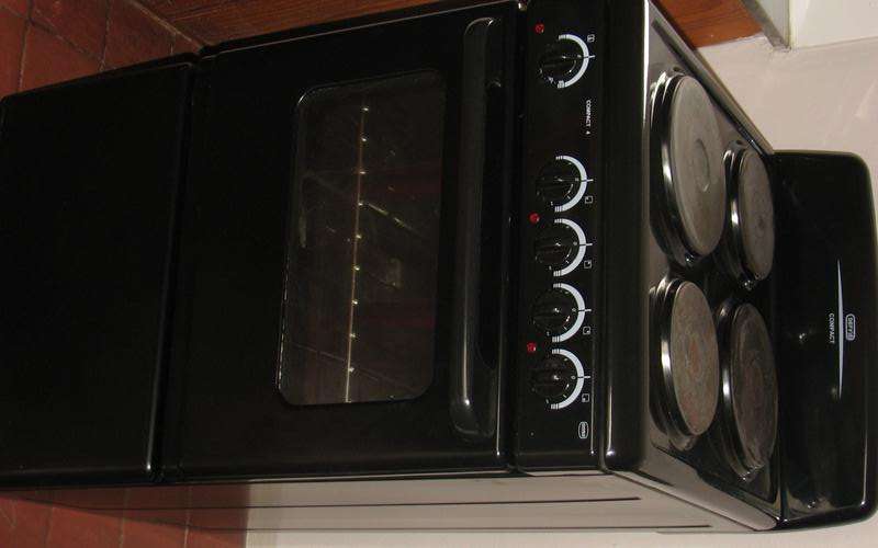 DEFY 4 PLATE STOVE AND OVEN AS NEW!!!! USED ONLY 3 TIMES